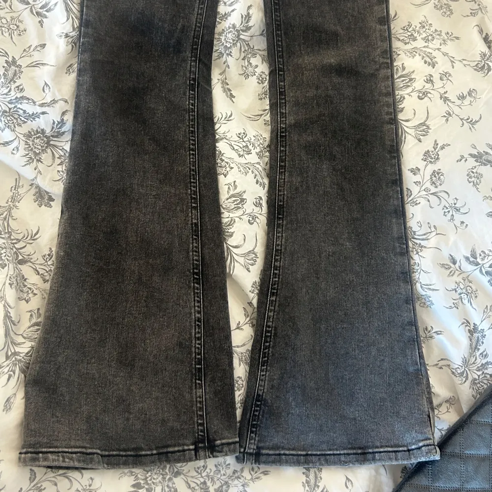 Säljer ett par snygga svarta jeans från Ginatricot. De har en klassisk femficksdesign och är i bra skick. Perfekta för både vardag och fest! 🖤Ursprungs pris för dessa jeans är 499kr, men jag säljer dessa för 239kr. Dem har endast används några enstaka gånger🤍Dem är även i storlek 32 men finns inte som ett allternativ, därför de står storlek 34❤️. Jeans & Byxor.