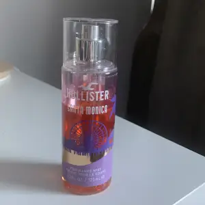 Säljer en somrig body mist från Hollister. Går ej att köpa längre i Sverige. Endast testad några gånger så mycket produkt kvar.💕