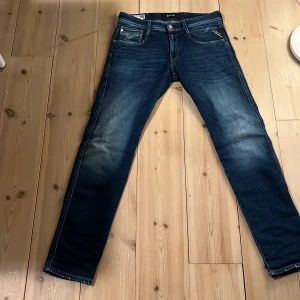 Replay anbass - Ganska nya jeans använda fåtal gånger storlek W28 L32 men de är större och passar 30