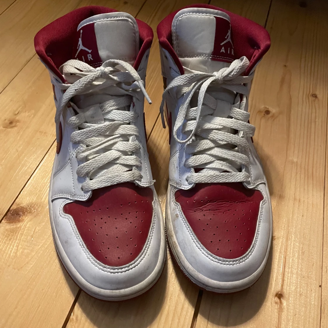 Nike Air Jordans i vitt och rött