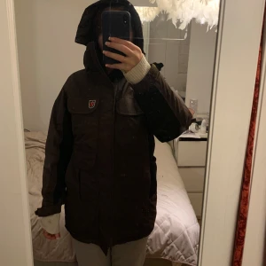 Fjällräven jacka  - Säljer denna då den inte kommer till användning längre! Storleken passar upp till Small. Den har inga defekter och är en perfekt vinter jacka. Priser går att diskutera!!!