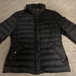 Svart dunjacka från GANT - Säljer en snygg svart dunjacka från GANT i storlek medium. Den är i bra skick men blivit lite smink på kragen men de är inget större och går säkert lätt att få bort, inköpt förra året och den är använd men inga defekter på den (inköpt för ca 2000kr)💕