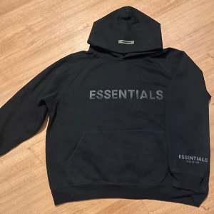 Svart Essentials hoodie - Säljer en svart Essentials hoodie i bra skick förutom att lappen är bort riven. Storlek M. Priset är inte hugget i sten 