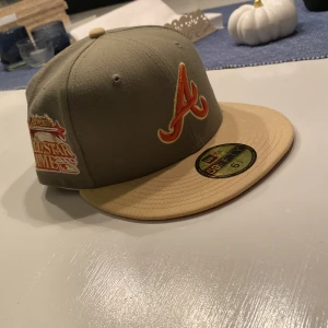 Atlanta New Era keps - Säljer en helt ny keps från new era som tyvärr inte passar mig. Den har alla klistermärken kvar då den inte använts. Hör av dig vid funderingar, pris kan diskuteras