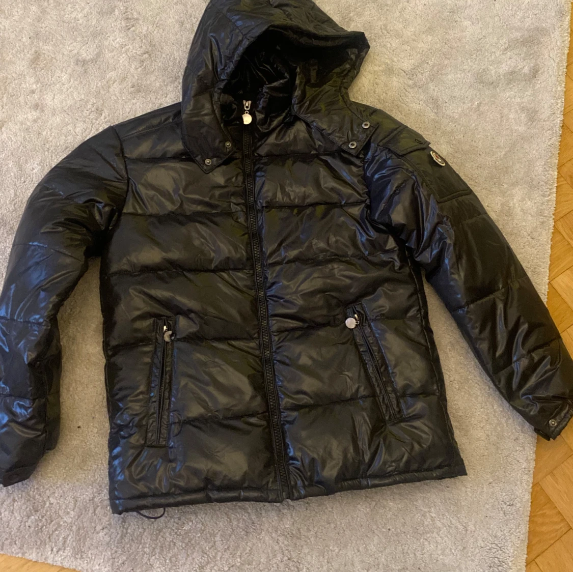 Svart pufferjacka med huva