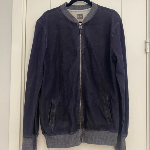 Mörkblå mjuk sweatshirt kofta/jacka i strl M från Rituals. - Mörkblå mjuk sweatshirt kofta/jacka i strl M från Rituals.  Använd men i fint begagnat skick.  Mått Över bröstet: ca 53 cm Längd från axeln och ner: ca 70 cm  70% bomull och 30% polyester   Kommer från ett djur och rökfritt hem. 
