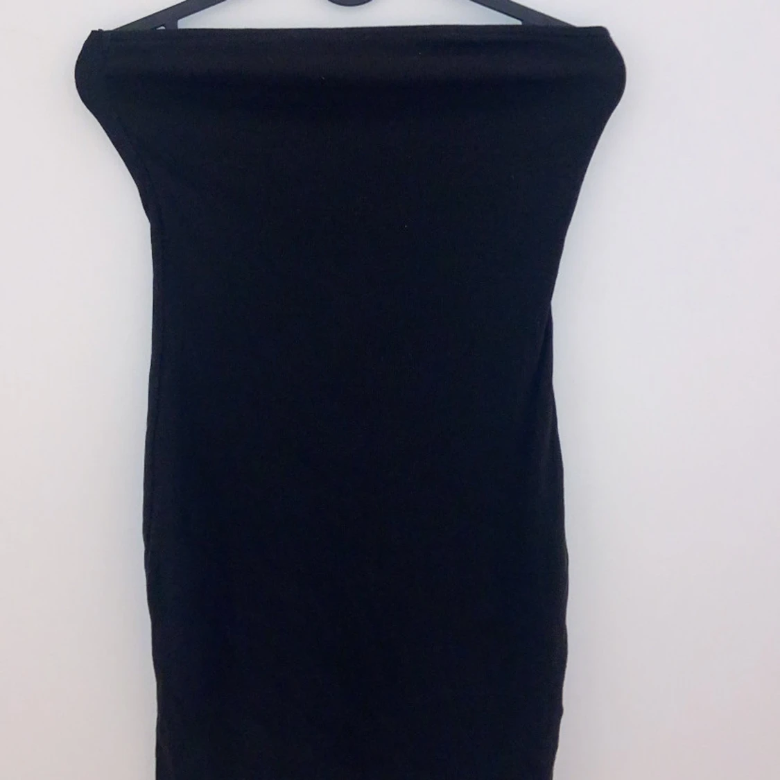 Svart axelbandslös klänning