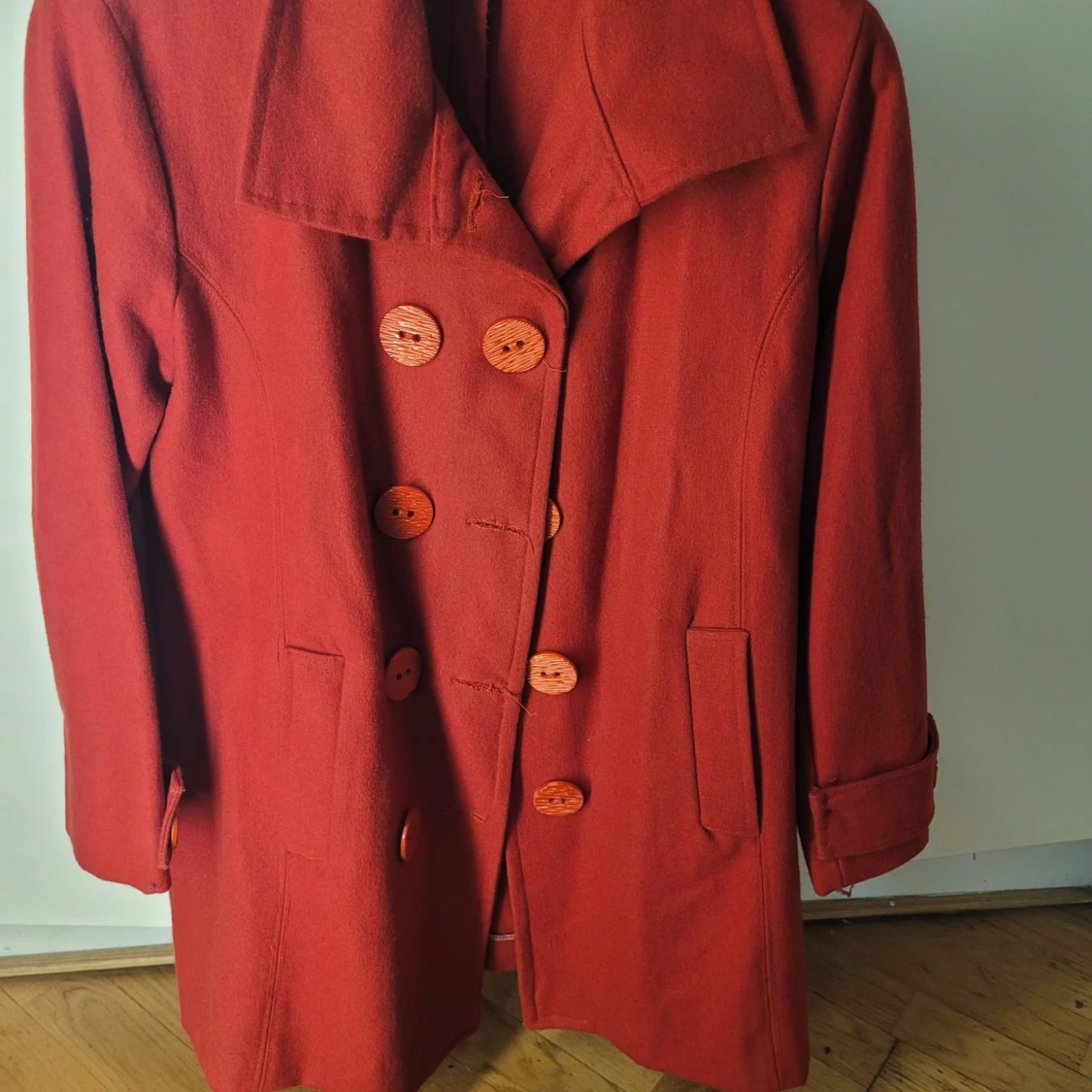 Röd kappa med stora knappar