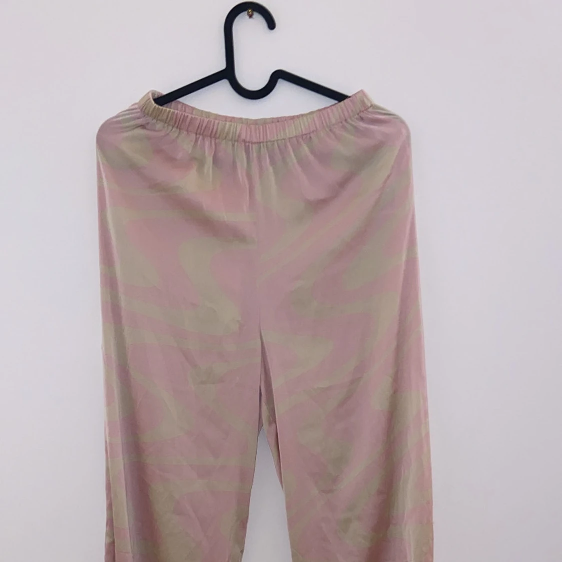 Rosa byxor med mönster