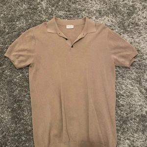 Beige pikétröja från John Henric - Säljer en stilren beige pikétröja från John Henric i storlek S. Tröjan har korta ärmar och en klassisk krage med knappar. Bra skick, 8/10 förutom några små skråmor bak på tröjan men syns ej. Nypris: 599, Mitt pris:299. Köpare står för frakten📦