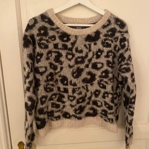 Stickad tröja leopardmönster - Säljer en supermysig leopardmönstrad tröja från Lindex i storlek S. Den är gott skick och perfekt till höst och vinter!💕