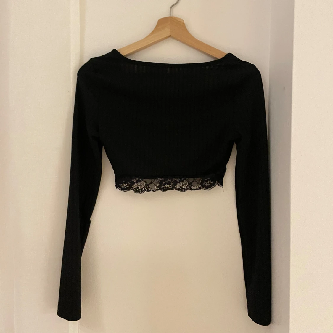 Svart långärmad topp med spetsdetaljer - 91
