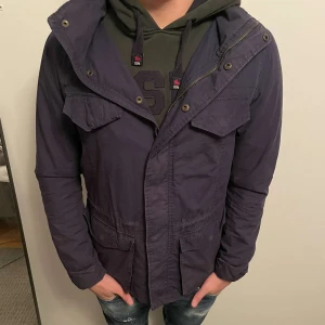 Field Jacket - Tja, säljer nu denna as feta Field Jacket! Passar både dig som har ungefär storlekn S/M! Jackan är i använt skick, men inga defekter eller hål på den! Priset går självklart att diskutera! Hojta till om ni har frågor eller funderingar! Mvh Meltzy