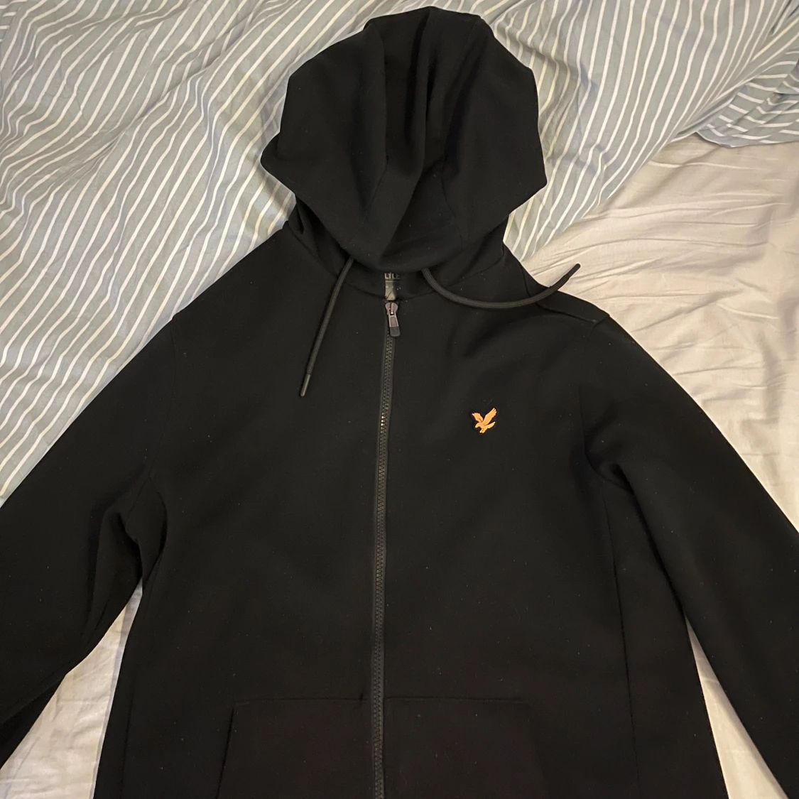 Svart hoodie från Lyle and Scott 