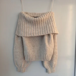 Off shoulder tröja från Gina Tricot  - Säljer denna snygga tröja från Gina Tricot. Knappt använd och är i mycket bra skick!🥰