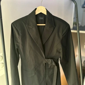 Svart kavaj C’est normal ”The party blazer” - Superfin svart kavaj från C’est normal. ”The party Blazer” Aldrig använd, endast testat! Nypris 1250kr
