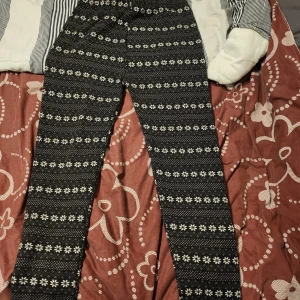 Byxor - Termoleggings. Varma o sköna så här års . :) svarta med vita blommor.. medium