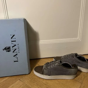 Lanvin skor - Tja, säljer nu denna lanvin cap toe i en grå mocka. Skorna är i bra skick utifrån att de är lite slitna inuti och de finns 2 defekter vilket syns på bild 4 och 5. Orginal box tillkommer vid köp. Storlek uk6 vilket är 40 men passar 41. Blöt mocka pga rengöring. Vid frågor eller funderingar så är det bara att höra av sig. Priset är diskuterbart och snabba affärer uppskattas alltid 👏MVH