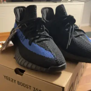 ‼️INTRESSEKOLL‼️ Har ett par Yeezy 350 Dazzling blue som jag gärna vill bli av med! Är ni intresserade eller liknande är det bara att skicka ett DM så får ni info! Mvh