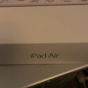 iPad Air 32GB - Säljer en iPad Air med 32GB lagringsutrymme. Den är i bra skick och kommer med originalförpackning. Perfekt för surf, spel och arbete. Skärmen är stor och tydlig, vilket gör den idealisk för både underhållning och produktivitet. Passa på att köpa denna stilrena och kraftfulla enhet!