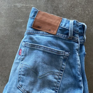 Levis 501 jeans i ljusblå denim - Säljer ett par klassiska Levis 501 jeans i ljusblå denim. Perfekta för en avslappnad stil och passar till alla tillfällen. Jeansens kvalitet är i toppklass och de är i  bra skick. W 28 L32
