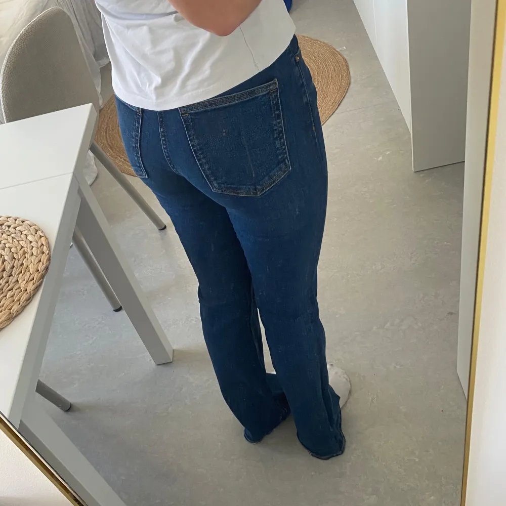 Säljer ett par jeans i den snyggaste färgen enligt mig. De är högmidjade och har en bootcut passform. Älskar att dem är långa i benen (jag är 170)🩷Perfekta för både vardag och fest! Lite slitna längst ner i byxorna. . Jeans & Byxor.