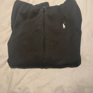 Svart Raffe zip hoodie - säljer en riktigt FET🔥 zip hoodie till bra pris. Storleken är L och passar dig som är runt 180-190. Har ni några frågor är det bara att höra av sig!😁 MVH Albin! Rökfritt hem✅