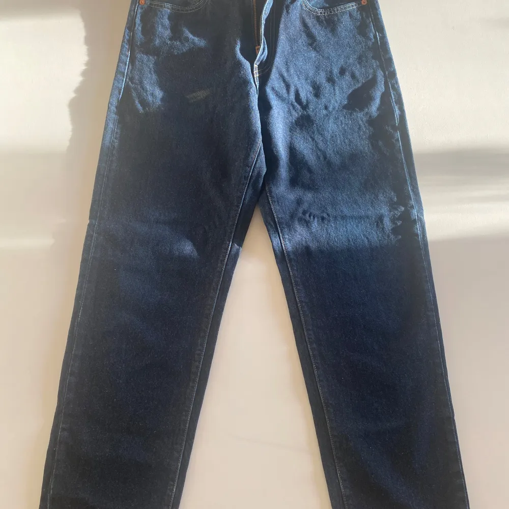 Säljer ett par klassiska Levi's jeans i mörkblå denim. De har en straight passform och är i mycket bra skick. . Jeans & Byxor.