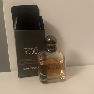 Stronger With You Eau de Toilette från Emporio Armani - Säljer en flaska Stronger With You Eau de Toilette från Emporio Armani. Flaskan är elegant med en rundad silverfärgad kork och innehåller en varm, kryddig doft. Perfekt för hösten/vintern eller speciella tillfällen. Flaskan är på 50 ml men använd liten så ca 40 ml kvar och kommer i originalförpackning.