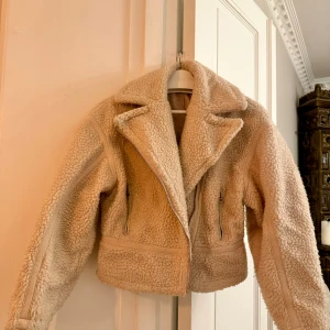 Beige teddyjacka - Snygg! Biker sherling look. 