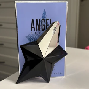 Mugler Angel Elixir - Säljer denna Mugler Angel Elixir parfym. Den är i princip helt oanvänd, endast testad ett fåtal gånger! Nypris runt 800kr