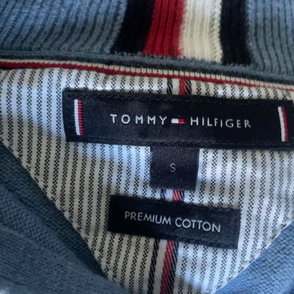 Säljer en snygg blå tröja från Tommy Hilfiger i premium bomull. Storlek S men passar som M också. Nyskick använd max 2 gånger nypris cirka-850 mitt pris 270.. Tröjor & Koftor.