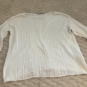 Vit stickad tröja från 157 - Säljer en superfin vit stickad tröja från 157 i storlek M. Den har ett snyggt hålmönster som ger en luftig känsla. Perfekt för både vår och sommar! Tröjan är i mycket bra skick och passar till alla tillfällen. 🧶✨