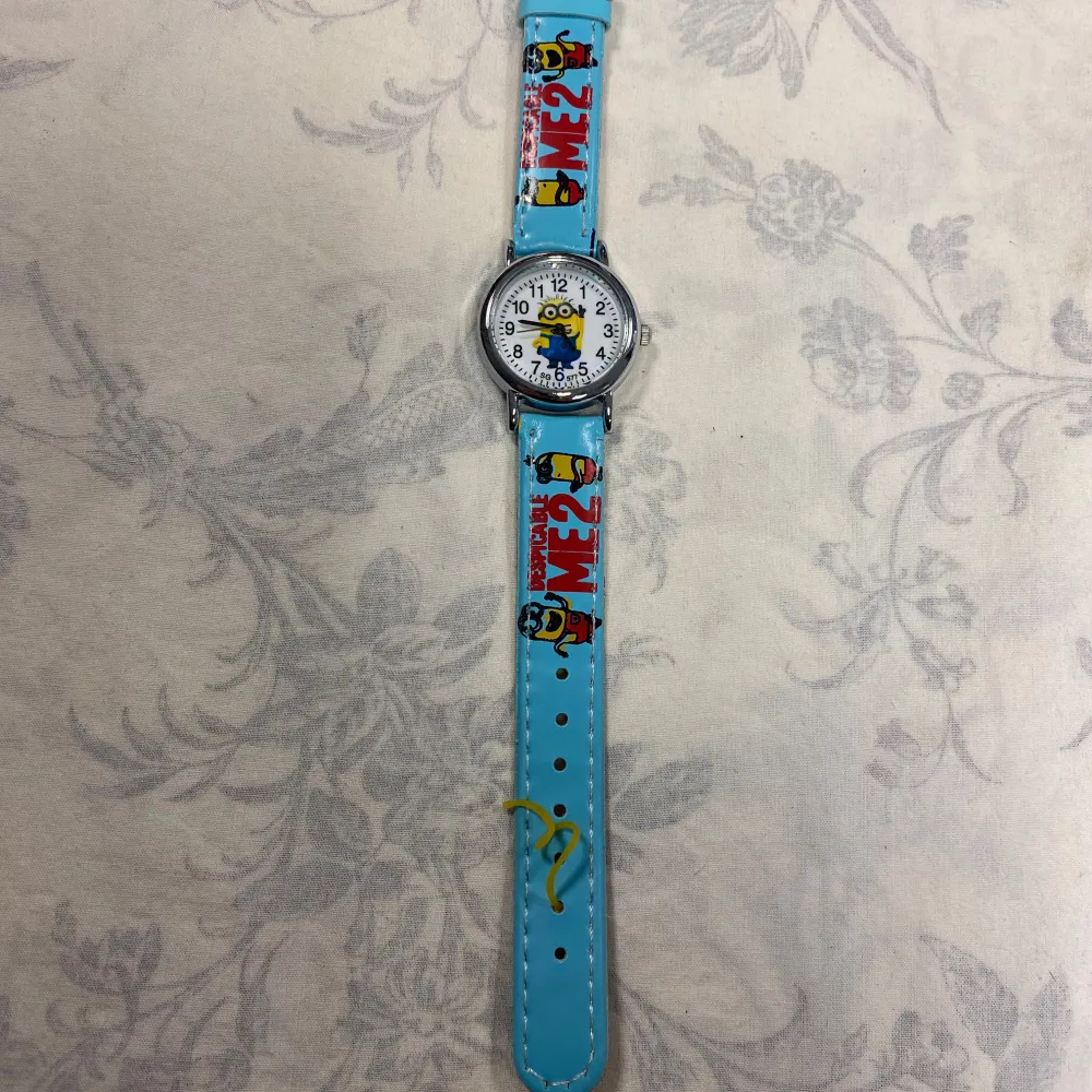 Två supercoola klockor med Minion-tema! Den ena har ett ljusblått armband och den andra ett gult. Perfekta för barn som älskar Minions. Klockorna har tydliga siffror och en rolig design med Minion-figurer på armbandet. De är i bra skick och redo att användas för att lära sig klockan eller bara som en rolig accessoar. Nya batteri, 115kr/st . Asusteet.
