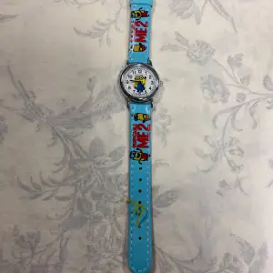 Två supercoola klockor med Minion-tema! Den ena har ett ljusblått armband och den andra ett gult. Perfekta för barn som älskar Minions. Klockorna har tydliga siffror och en rolig design med Minion-figurer på armbandet. De är i bra skick och redo att användas för att lära sig klockan eller bara som en rolig accessoar.  Nya batteri, 115kr/st 