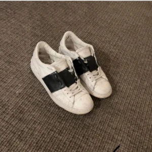 Valentinos open - Tvär snygga Valentino open för bara 1000kr  7/10 skick, kan bli MYCKET bättre skick om man tvättar dom! Säljer för jag köpt ett par andra skor✅