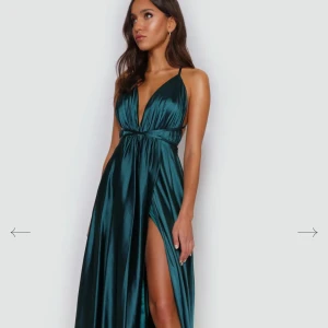 Balklänning Ivory Field  - Jättefin satin balklänning från Ivory Field! Öppen rygg med band som man knyter runt. Storlek 10 men passar mig som i vanliga fall har S/XS, passar för Medium också eftersom man själv väljer hur tight man vill knyta. Endast använd en kväll (nyskick). Nypris 2499kr Passar perfekt till bal eller fest!🩷 