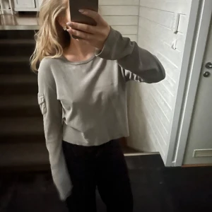 Grå tröja från Invicta - Säljer en snygg grå tröja från Invicta i bra skick. Den har en avslappnad passform med långa ärmar och en rund halsringning. Perfekt för en casual look eller att mysa i hemma. Tröjan är enkel men stilren, vilket gör den lätt att matcha med olika outfits.