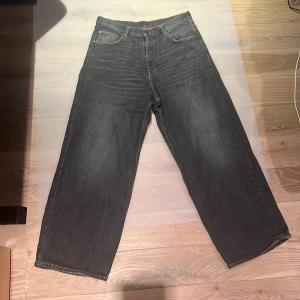 Weekday astro - Säljer ett par grå jeans från Weekday, basically nytt skick(använt de 1-2 ggr) storlek=34/32 deras baggiest typ av byxor!