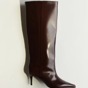 Intressekoll! - Slutsålda och jätte populära vinröda boots hm. Buda:) använda 1 gång. 