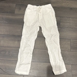 Vita linnebyxor från Skagen - Säljer ett par vita linnebyxor från Skagen i storlek S. De är perfekta för sommaren med sin lätta och luftiga känsla. Byxorna har en elastisk midja med snörning för extra komfort. Passar både till vardags och festliga tillfällen. 🌞Ny priset på byxorna är 1000kr men jag säljer dom för endast 400kr!
