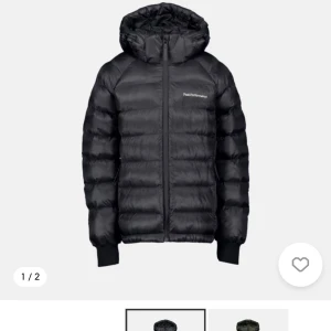 Svart dunjacka från peak/stadium - Säljer en svart dunjacka från peak/stadium i bra skick. Den är perfekt för kalla vinterdagar med sin varma vaddering och huva. Jackan har en dragkedja framtill och långa ärmar. Den är både stilren och funktionell, idealisk för vinter och höst.säljer pågrund av att den är för stor för mig och behöver pengar just nu