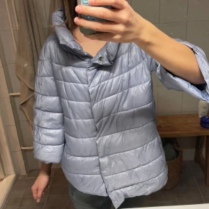 Ljusblå pufferjacka - Säljer en ljusblå pufferjacka i mycket bra skick. Jackan har trekvartsärmar och stängs med knappar. Perfekt för kyliga vår- och höstdagar. Den är både snygg och bekväm, och ger en cool look. Mycket lik Herno jackorna! 🙌 Lite fläckar här och var men inget som läggs märket till.