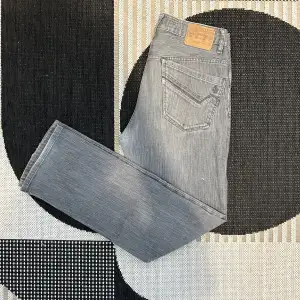 Säljer ett par snygga grå jeans från Volcom i storlek 33. De har en klassisk femficksdesign och en bekväm passform. Perfekta för både vardag och fest! 🖤