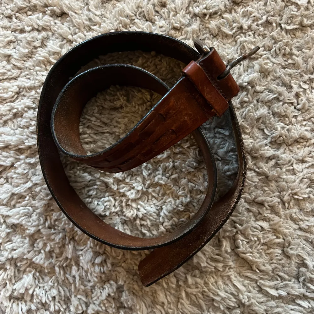 Hej! Säljer tre skärp i läder i fint skick, det första är från Filippa K och kostade 1400kr nytt. 200kr styck! Hälsningar// Ludvig . Muu.
