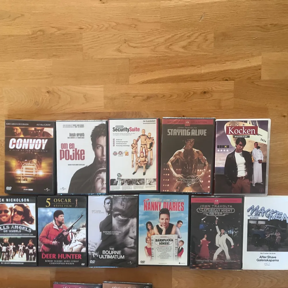 Samling av DVD-filmer med olika genrer, inklusive action, drama och komedi. Bland titlarna finns 'Convoy', 'Om en pojke', 'Security Suite', 'Staying Alive', 'Kocken', 'The Deer Hunter', 'The Bourne Ultimatum', 'The Nanny Diaries', 'Saturday Night Fever' och 'Macken'. Perfekt för filmkvällar med vänner eller familj. Vi diskuterar priset . Övrigt.