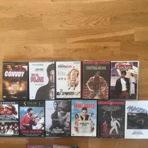 Pick and choose filmer och diskutera pris  - Samling av DVD-filmer med olika genrer, inklusive action, drama och komedi. Bland titlarna finns 'Convoy', 'Om en pojke', 'Security Suite', 'Staying Alive', 'Kocken', 'The Deer Hunter', 'The Bourne Ultimatum', 'The Nanny Diaries', 'Saturday Night Fever' och 'Macken'. Perfekt för filmkvällar med vänner eller familj. Vi diskuterar priset 