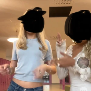 Ljusblå kort  topp - Snygg ljusblå croppad topp med korta ärmar. Perfekt för sommardagar eller en avslappnad dag i skolan. Enkel och stilren design som passar till jeans eller kjol.