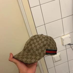 Gucci keps  - Keps från gucci, riktigt bra skick och väldigt fin. Storlek M. Pris kan diskuteras och sänkas 