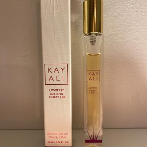 Kayali Lovefest Burning Cherry 48 Eau de Parfum - Säljer denna Kayali Lovefest Burning Cherry 48 parfymen i en smidig 10 ml travel spray. Perfek att ha i väskan. Doften påminner om lost cherry av Tom Ford. 🍒 